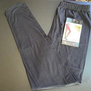 BLACK INSSA HIGH RISE YUMMY LEGGINGS.   ONE SIZE.